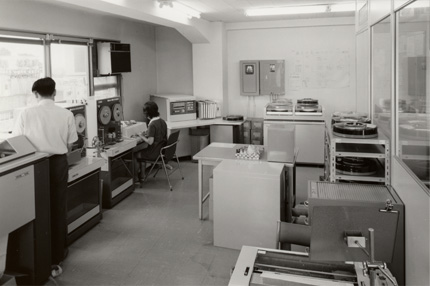発足当時の電算室の様子