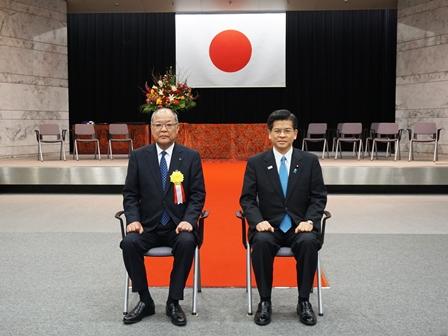 左から当社代表取締役会長 吉川俊雄、 石井啓一国土交通大臣