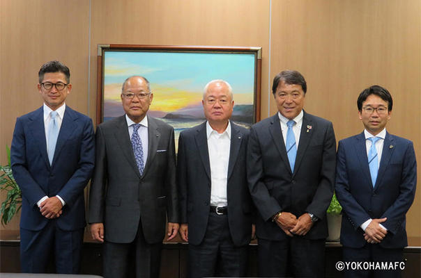 左から横浜FC三浦選手、当社吉川会長、当社西山社長、横浜FC奥寺会長、横浜FC北川社長