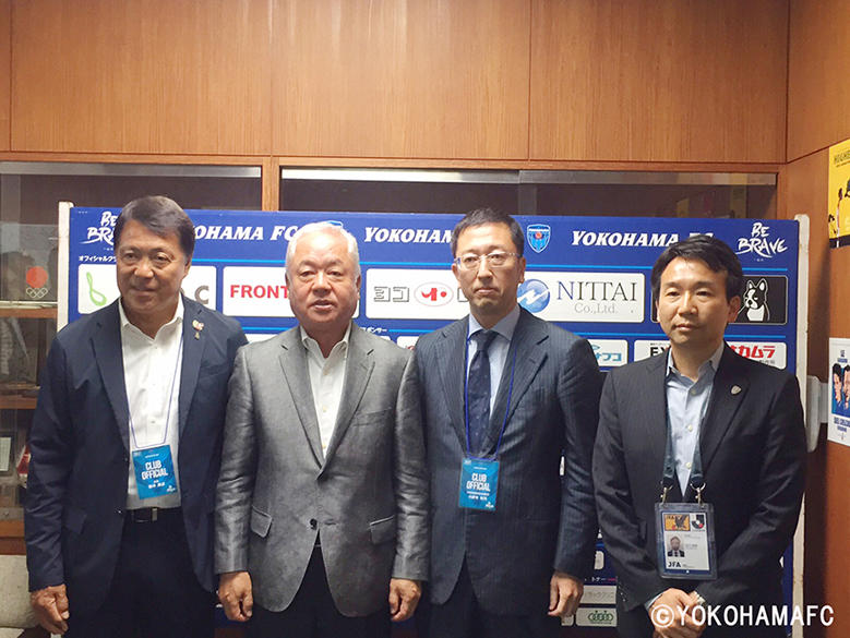 左から横浜FC奥寺会長、当社西山社長、LEOC小野寺会長、横浜FC北川社長