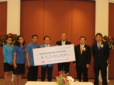 プラユット副理事長（右から４人目）に寄付金を贈呈する吉川社長（同３人目）