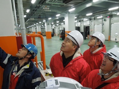 1階 プラットホームで、社員から設備に関する説明に関心を示す参加者