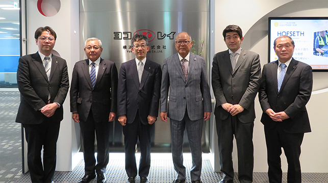 左から横浜FC三浦選手、当社吉川会長、当社西山社長、横浜FC奥寺会長、横浜FC北川社長